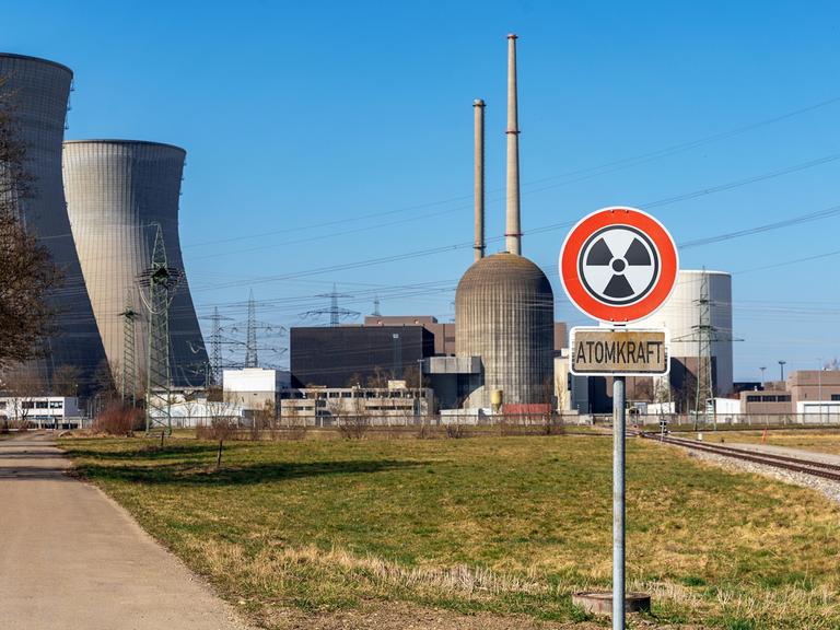 Vor dem Kernkraftwerk in Grundremmingen ist ein Hinweisschild auf Radioaktivität zu sehen. 