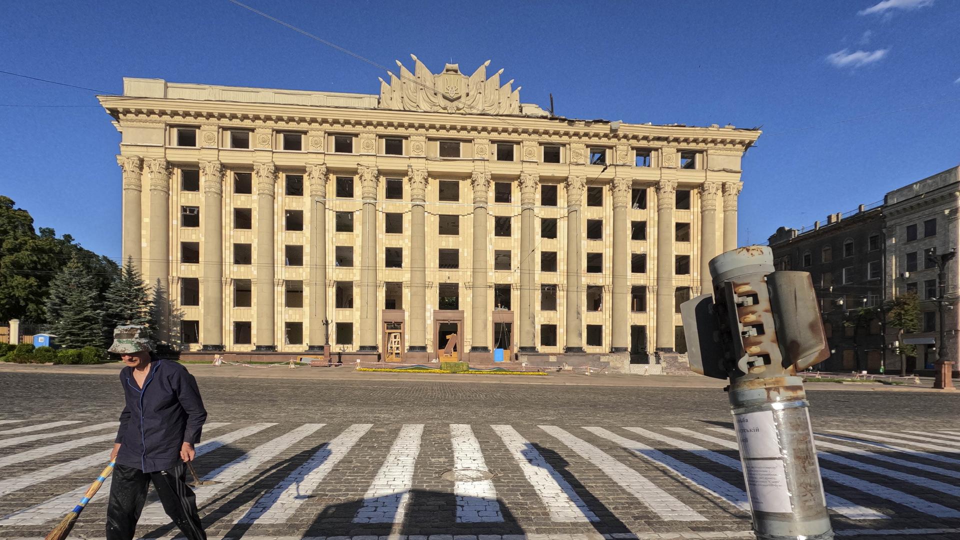 Eine nicht explodierte Rakete vor dem durch Beschuss beschädigten Rathaus im Stadtzentrum von Charkiw, Ukraine, am 08. Juni 2022. Eine nicht explodierte Rakete vor dem durch Beschuss beschädigten Rathaus im Stadtzentrum von Charkiw, Ukraine, am 08. Juni 2022.