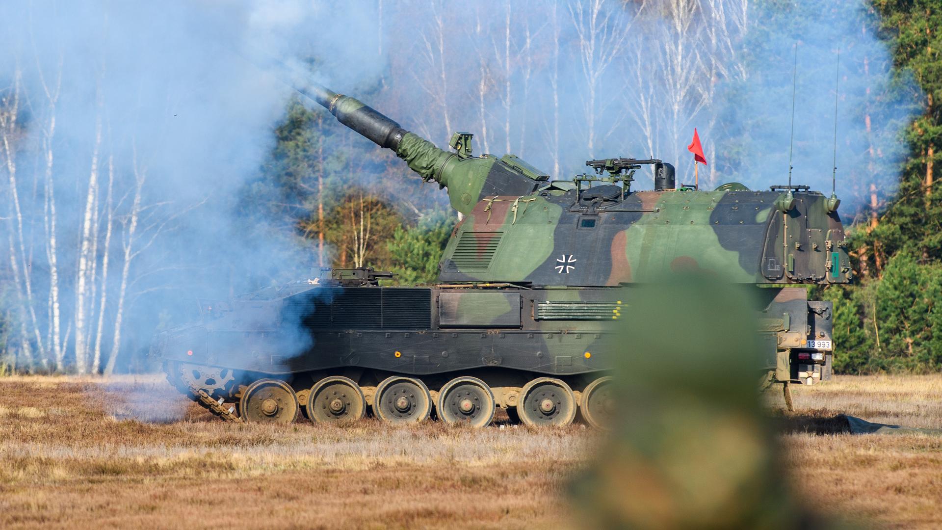 Eine Panzerhaubitze 2000 feuert während einer Übung auf dem Truppenübungsplatz Altengrabow eine Granate ab. Eine Panzerhaubitze 2000 feuert während einer Übung auf dem Truppenübungsplatz Altengrabow eine Granate ab.
