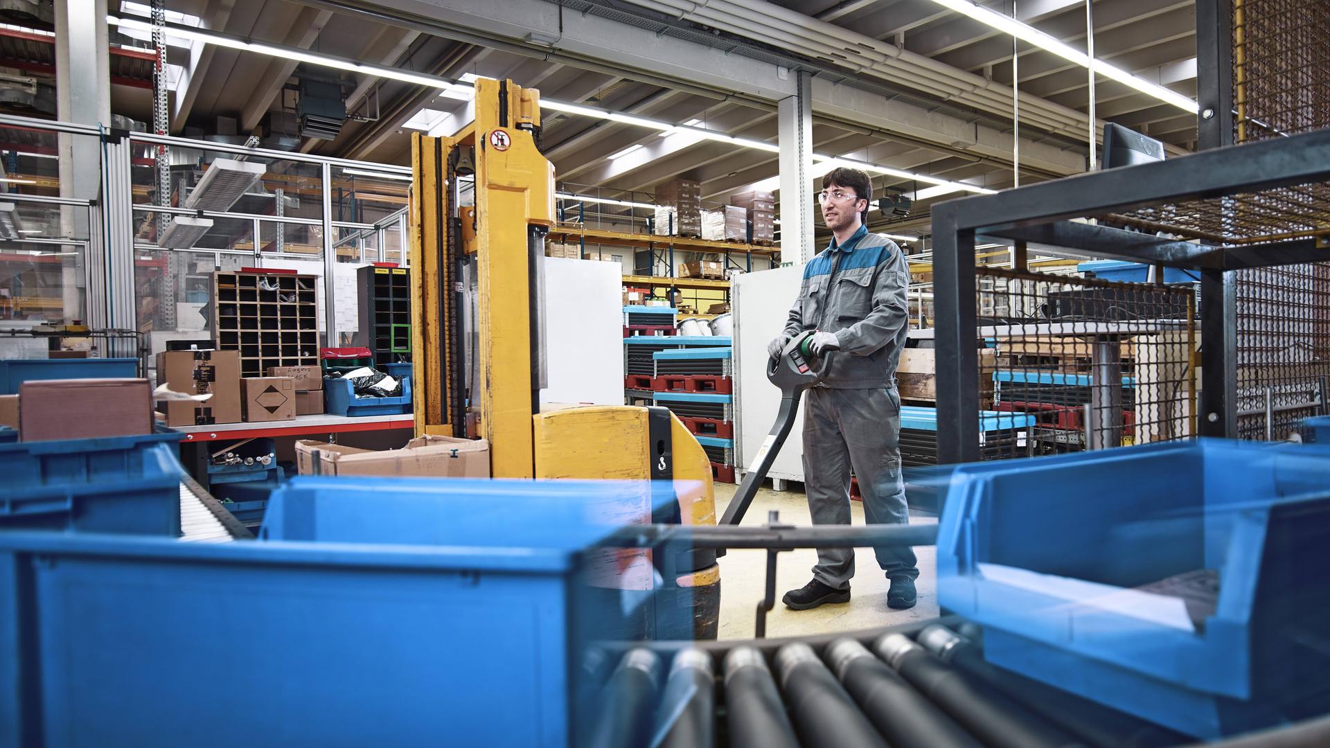 Arbeiter in einem Logistikzentrum (Symbolbild) Arbeiter in einem Logistikzentrum (Symbolbild)
