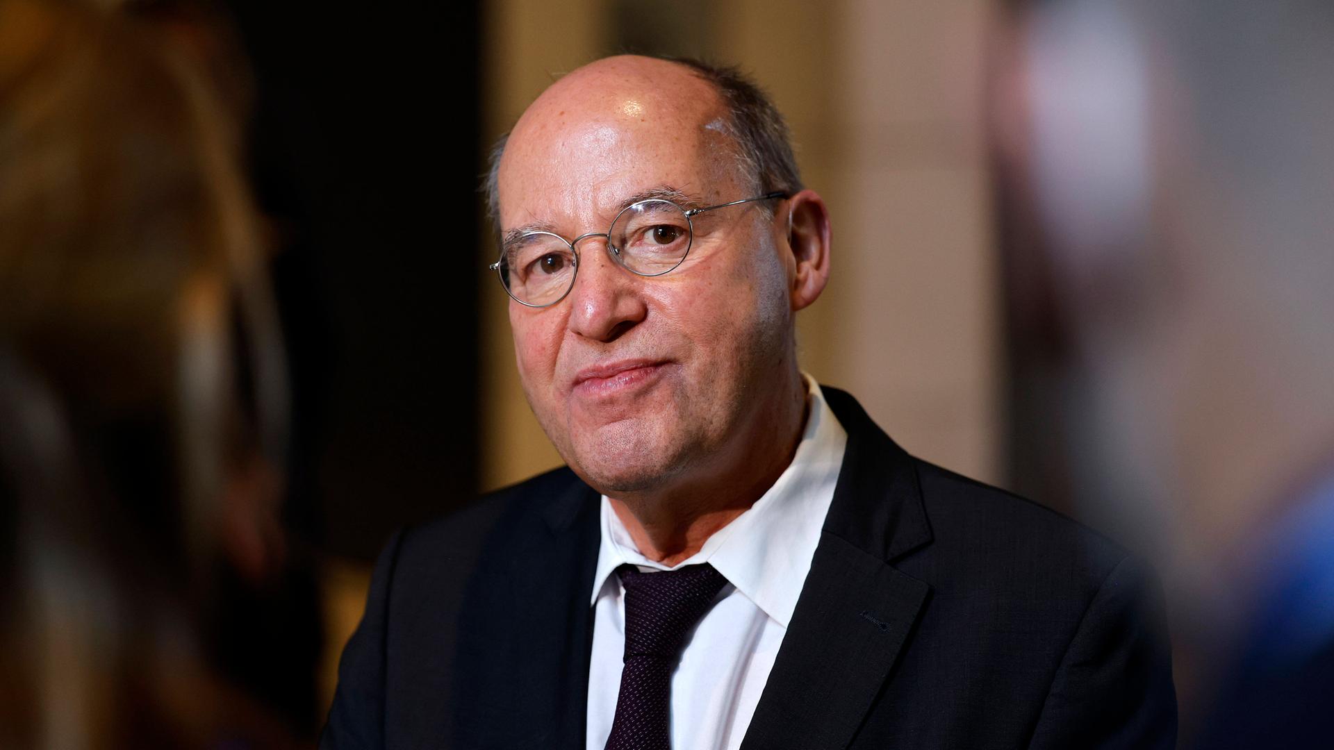 Der Linkenpolitiker Gregor Gysi bei einer Sitzung des Deutschen Bundestages: Er blickt nachdenklich zur Seite. Der Linkenpolitiker Gregor Gysi bei einer Sitzung des Deutschen Bundestages: Er blickt nachdenklich zur Seite.