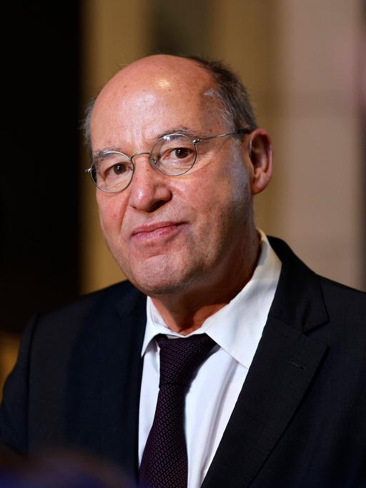 Der Linkenpolitiker Gregor Gysi bei einer Sitzung des Deutschen Bundestages: Er blickt nachdenklich zur Seite.