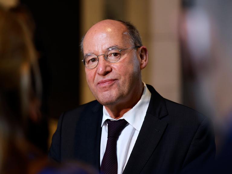 Der Linkenpolitiker Gregor Gysi bei einer Sitzung des Deutschen Bundestages: Er blickt nachdenklich zur Seite.