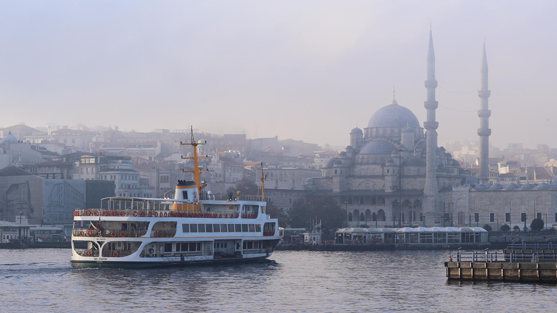 Blick auf das Hafenviertel Eminönü in Istanbul. Blick auf das Hafenviertel Eminönü in Istanbul.