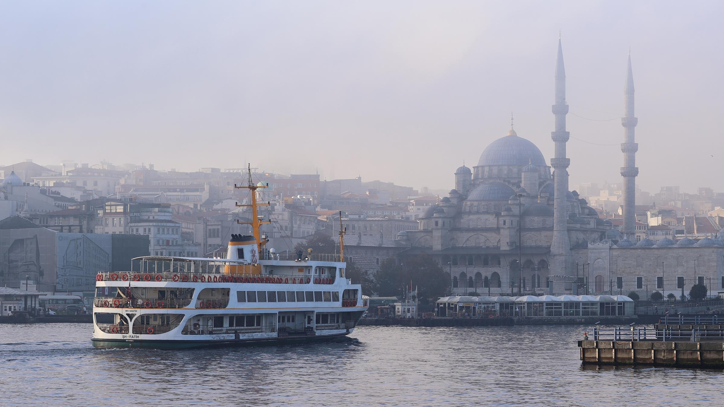 Blick auf das Hafenviertel Eminönü in Istanbul