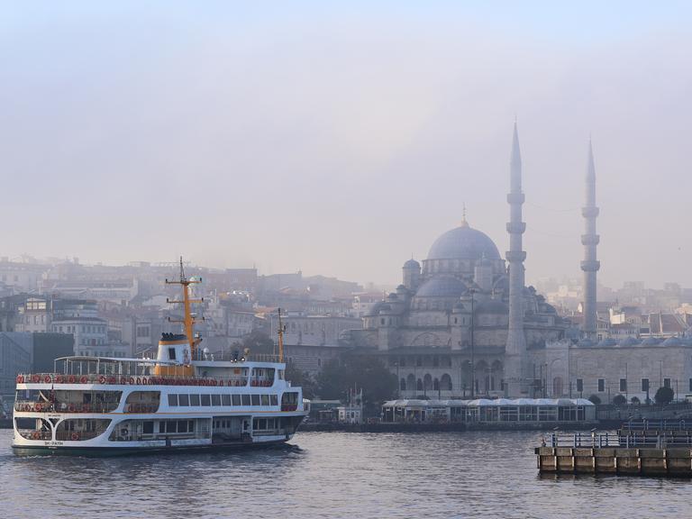 Blick auf das Hafenviertel Eminönü in Istanbul. 