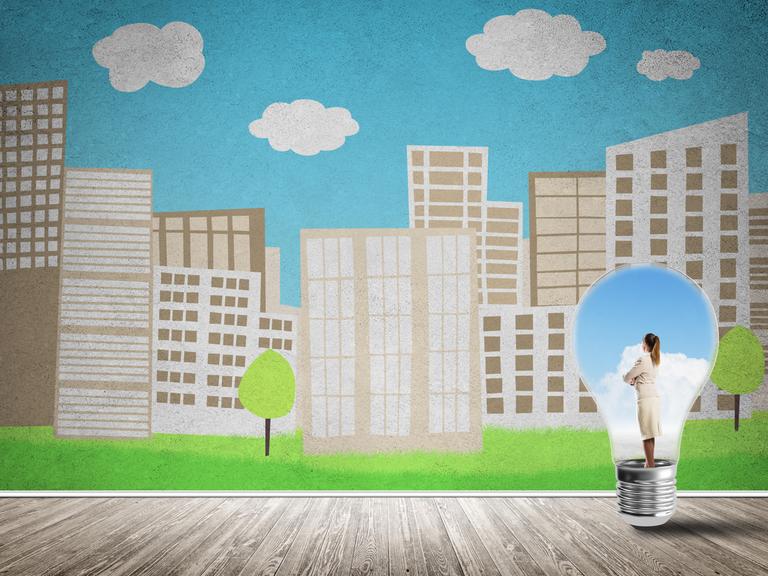 In der Zeichnung steht eine Frau in hellem Business-Kostüm in einer Glühlampe und schaut auf eine Landschaft mit vielen Bürohäusern.
