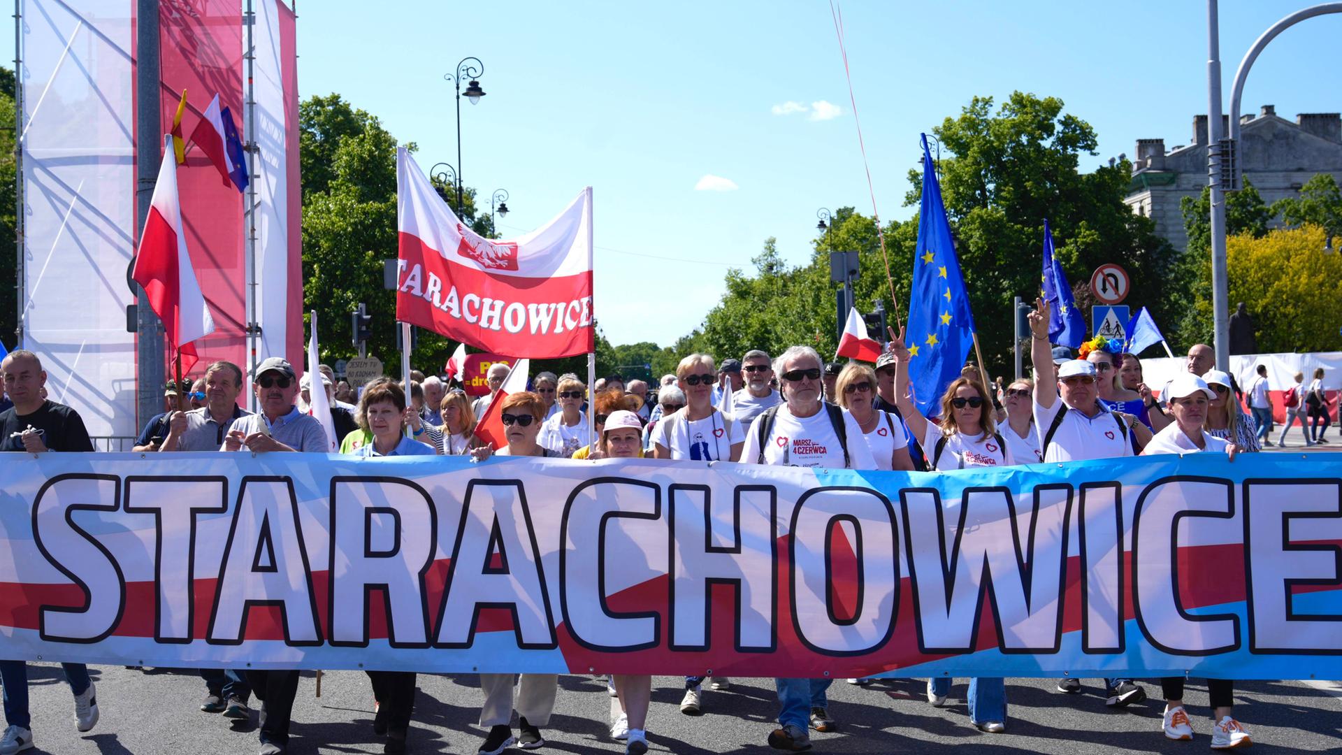 Warschau - Tausende Menschen demonstrieren gegen Politik der Regierungspartei PiS