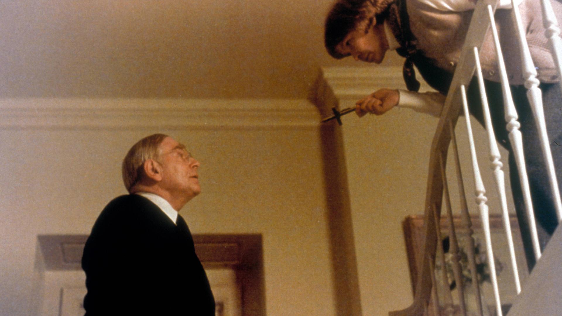 Rudolf Schündler (links) und Ellen Burstyn im Film "Der Exorzist" (USA 1973) Rudolf Schündler (links) und Ellen Burstyn im Film "Der Exorzist" (USA 1973)