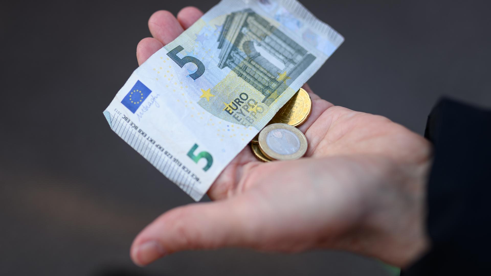 Geld in einer offenen Hand Geld in einer offenen Hand