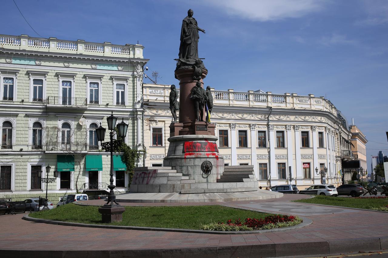 Das Denkmal in Odessa für Katharina II. und ihre Gefährten de Ribas, de Volan, Potemkin und Zubov - ist mit roter Farbe beschmiert. Das Denkmal in Odessa für Katharina II. und ihre Gefährten de Ribas, de Volan, Potemkin und Zubov - ist mit roter Farbe beschmiert.