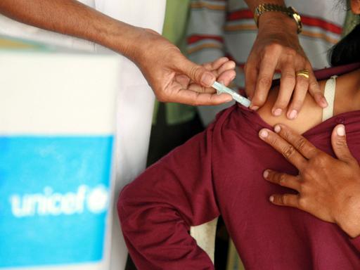 Bei einem Arzt sind Frauen und Kinder zum Impfen in der Sprechstunde in einem ärztlichen Versorgungszentrum. Das Gesundheitszentrum wird von Unicef Deutschland unterstützt. 