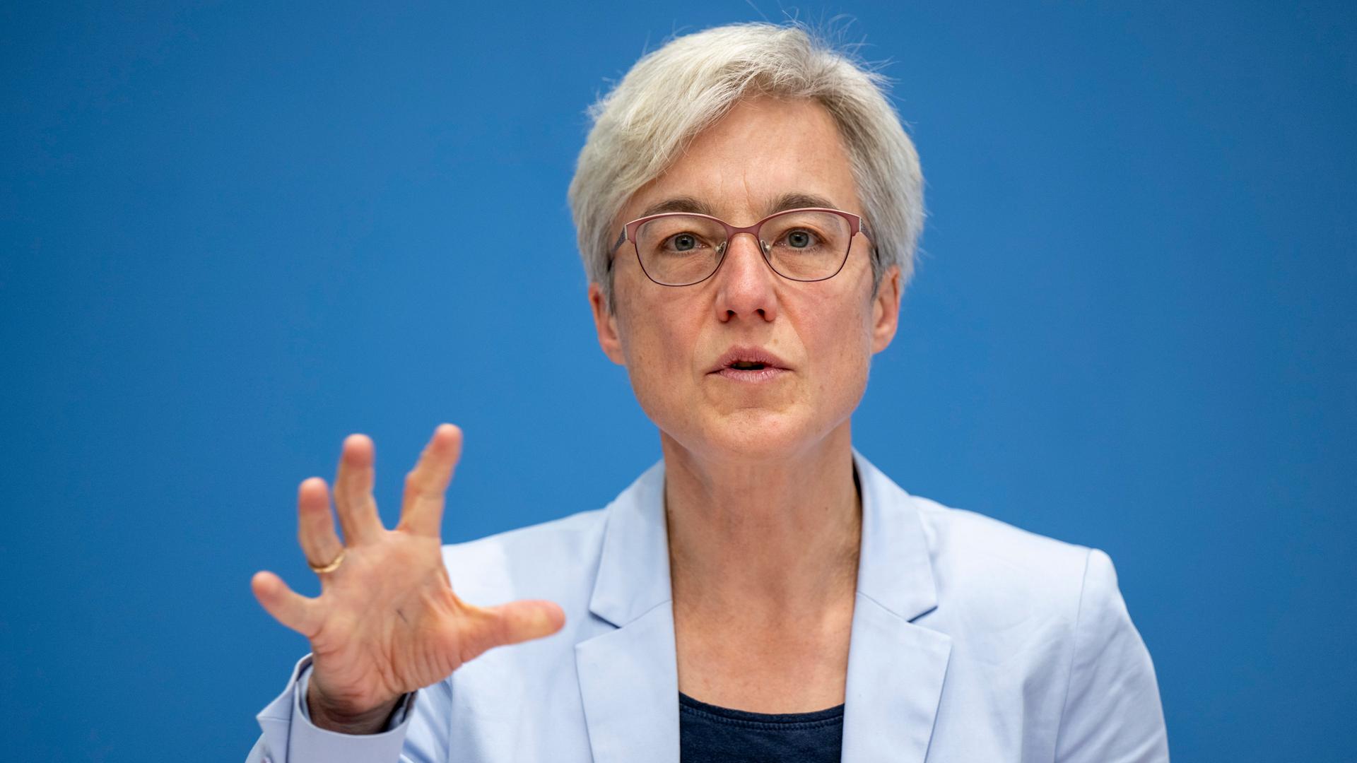 Brigitte Knopf, stellvertretende Vorsitzende Expertenrat für Klimafragen (ERK), spricht bei der Pressekonferenz zur Veröffentlichung des Zweijahresgutachtens zum Stand der Klimapolitik in Deutschland.