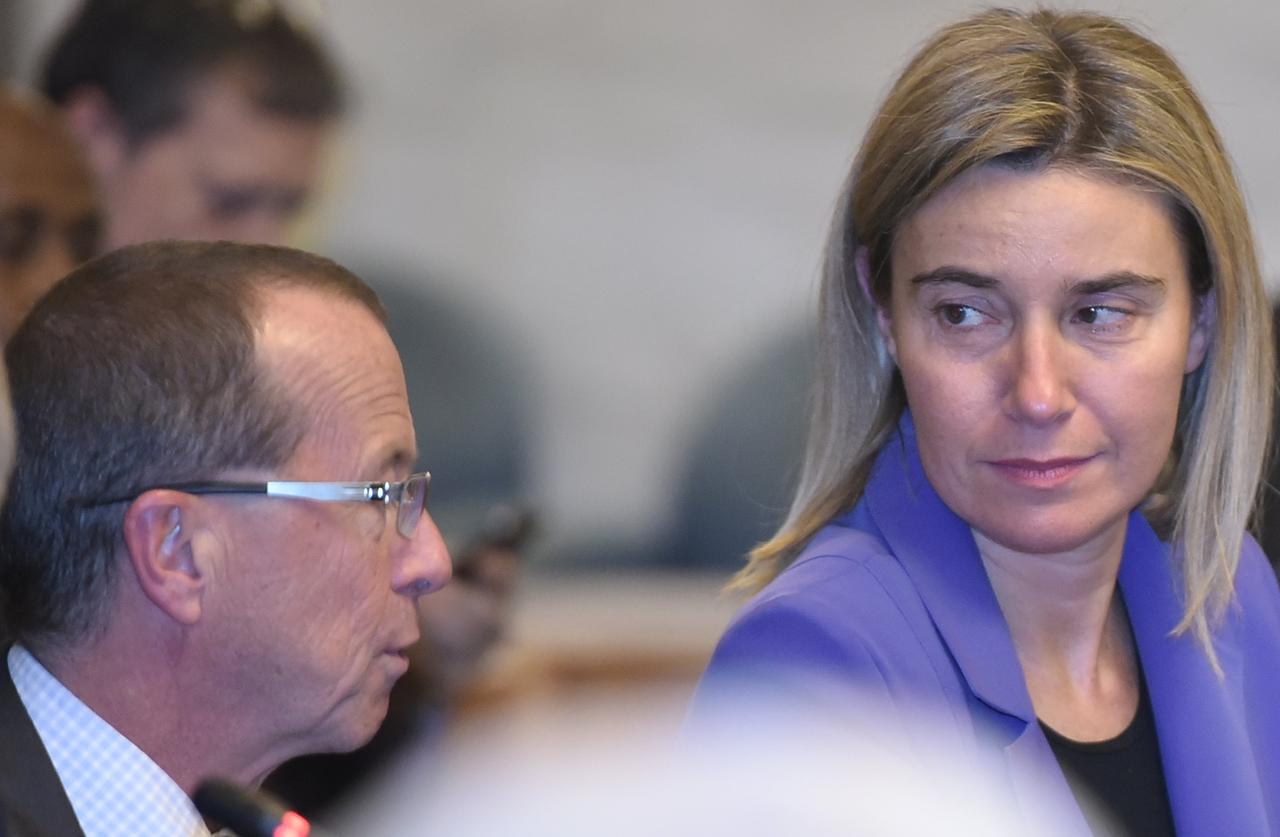 Martin Kobler im Jahr 2015 zu seiner Zeit als UN-Sondergesandter für Libyien neben der damaligen- and EU-Außenpolitikerin Federica Mogherini 