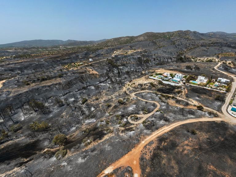 Luftbilder aus der Ortschaft Gennadi auf Rhodos zeigen die Spuren des Feuers. Sie zeigen aber auch das Ergebnis der Brandbekämpfung durch Feuerwehr und Freiwillige, die Häuser haben kaum Schaden erlitten.