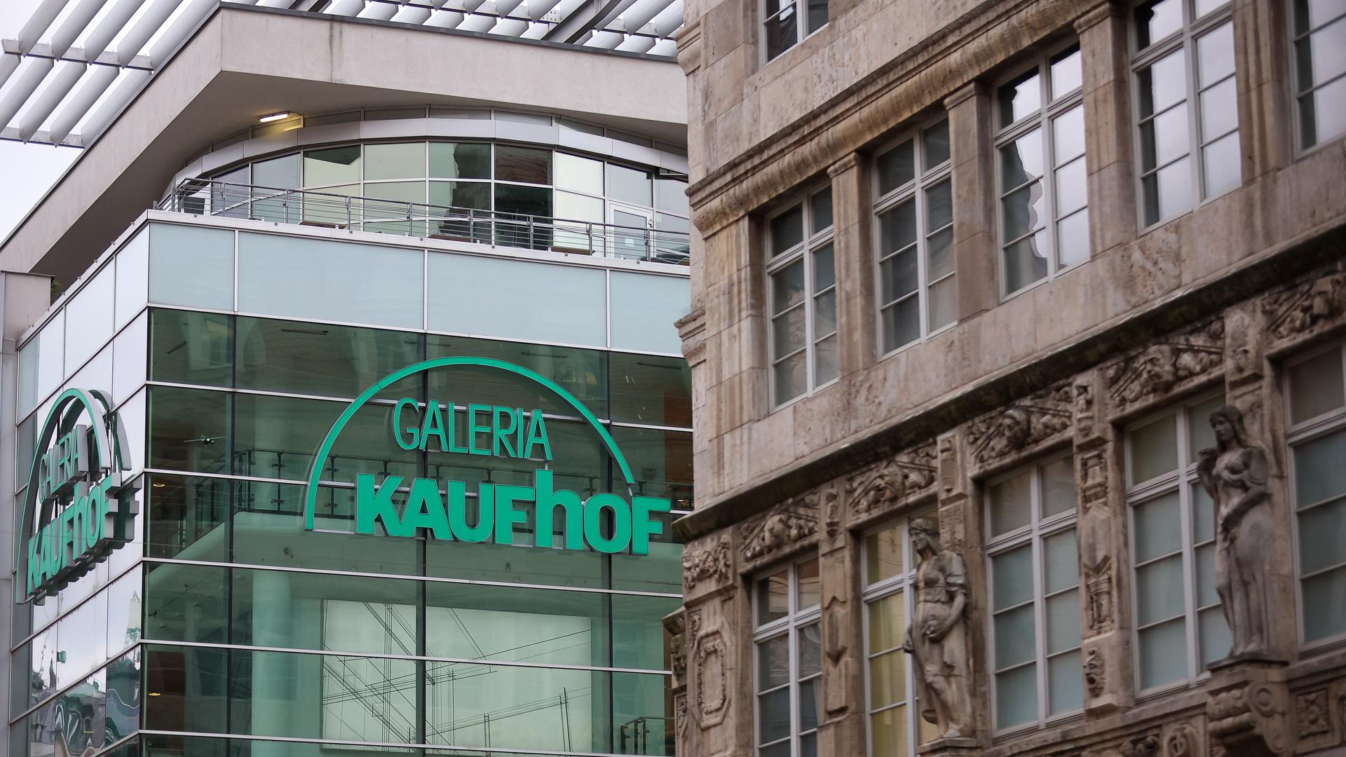 Zu sehen ist das Logo der Galeria Kaufhof in der Innenstadt von Leipzig. Zu sehen ist das Logo der Galeria Kaufhof in der Innenstadt von Leipzig.