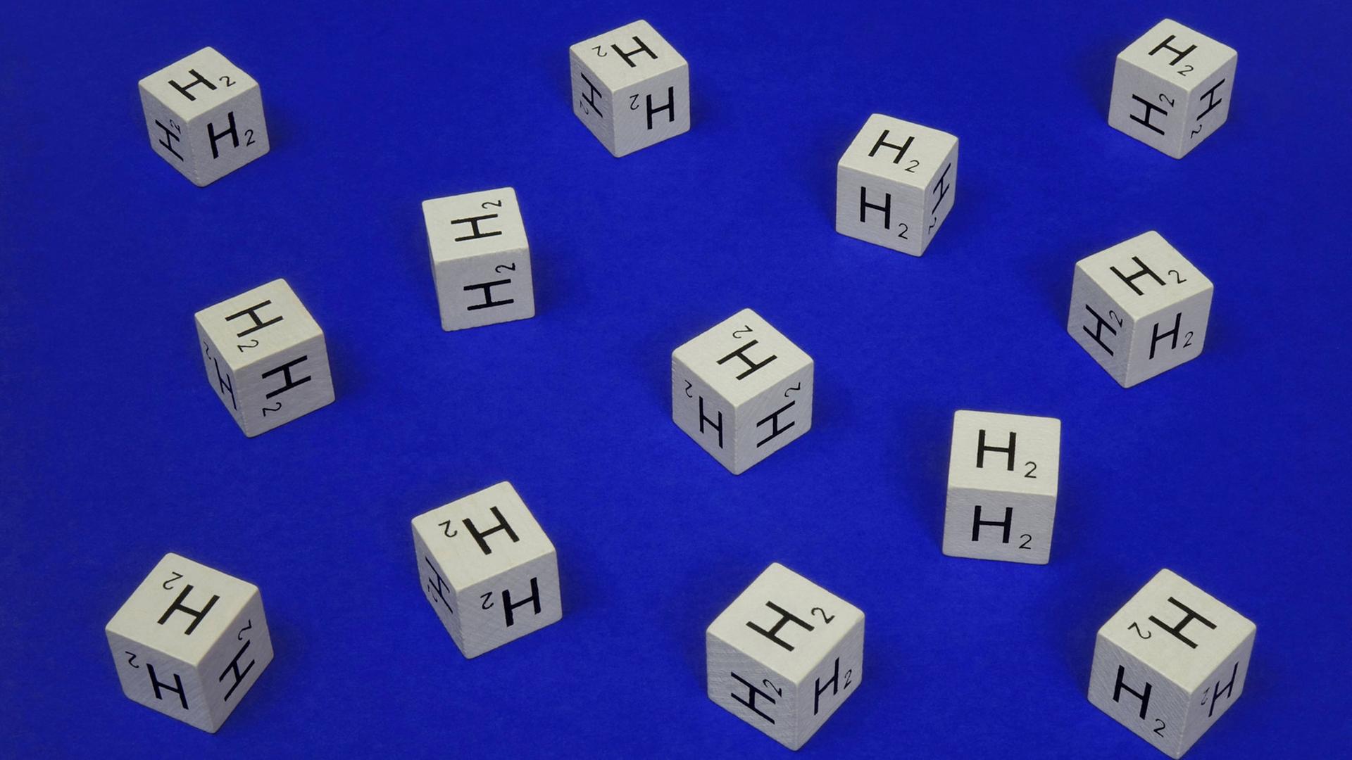 Würfel mit der Aufschrift "H2" auf blauem Hintergrund. Würfel mit der Aufschrift "H2" auf blauem Hintergrund.