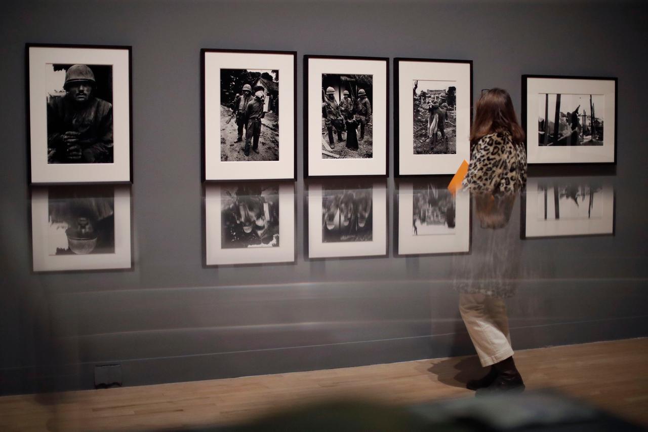 Eine Besucherin des Tate Britain betrachtet Fotografien von Don McCullin. Eine Besucherin des Tate Britain betrachtet Fotografien von Don McCullin.