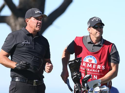 Phil Mickelson (li.) und sein Caddie Tim Mickelson im Einsatz bei einem Golfturnier in San Diego. 