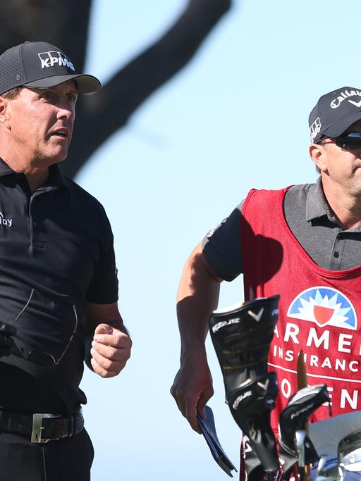 Phil Mickelson (li.) und sein Caddie Tim Mickelson im Einsatz bei einem Golfturnier in San Diego. 