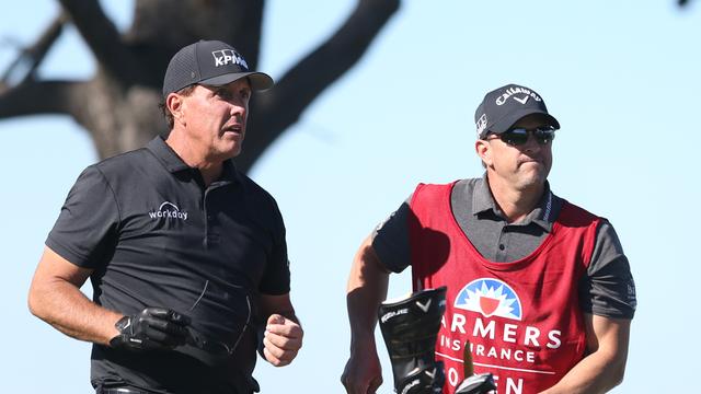 Phil Mickelson (li.) und sein Caddie Tim Mickelson im Einsatz bei einem Golfturnier in San Diego. 