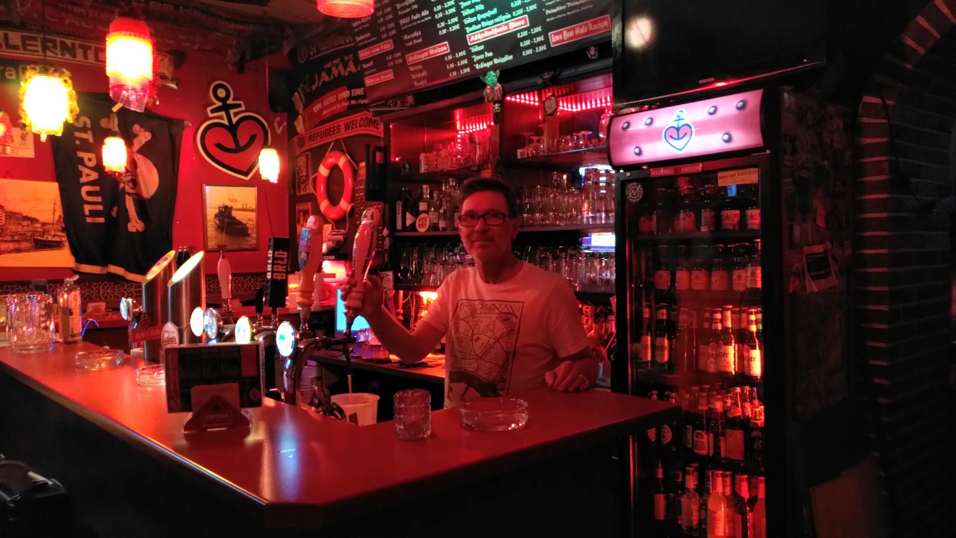 Stefan von Bargen zapft Bier in seinen "Astra-Stuben". Stefan von Bargen zapft Bier in seinen "Astra-Stuben".