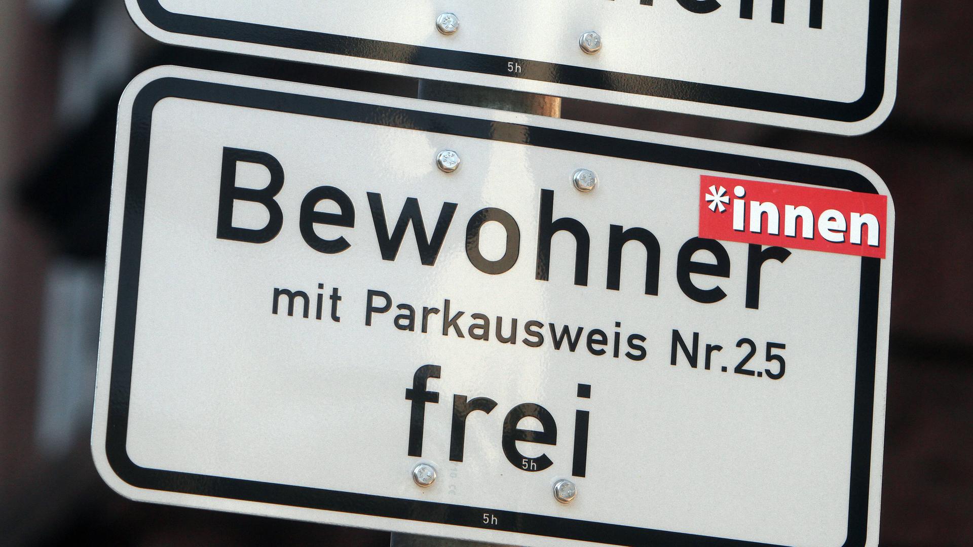 Verkehrsschild Bewohner mit Parkausweis frei wurde mit einem Aufkleber gegendert, Mannheim, Baden Württemberg, Deutschla Verkehrsschild Bewohner mit Parkausweis frei wurde mit einem Aufkleber gegendert, Mannheim, Baden Württemberg, Deutschla