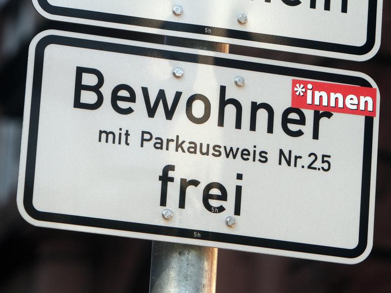 Verkehrsschild Bewohner mit Parkausweis frei wurde mit einem Aufkleber gegendert, Mannheim, Baden Württemberg, Deutschla