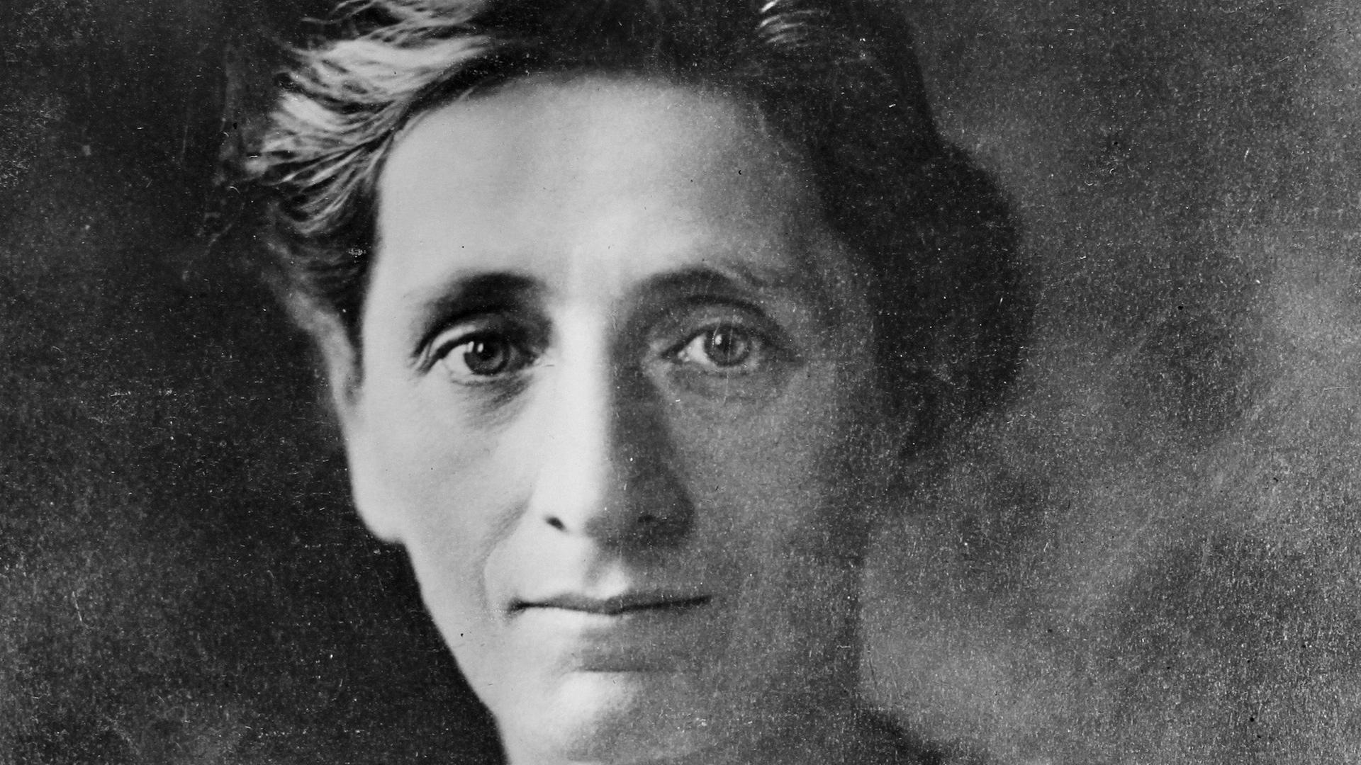Alice Salomon (1872-1948). Liberale Sozialreformerin in der deutschen Frauenbewegung und Wegbereiterin der Sozialen Arbeit als Wissenschaft. Um 1930. Photographie. Alice Salomon (1872-1948). Liberale Sozialreformerin in der deutschen Frauenbewegung und Wegbereiterin der Sozialen Arbeit als Wissenschaft. Um 1930. Photographie.