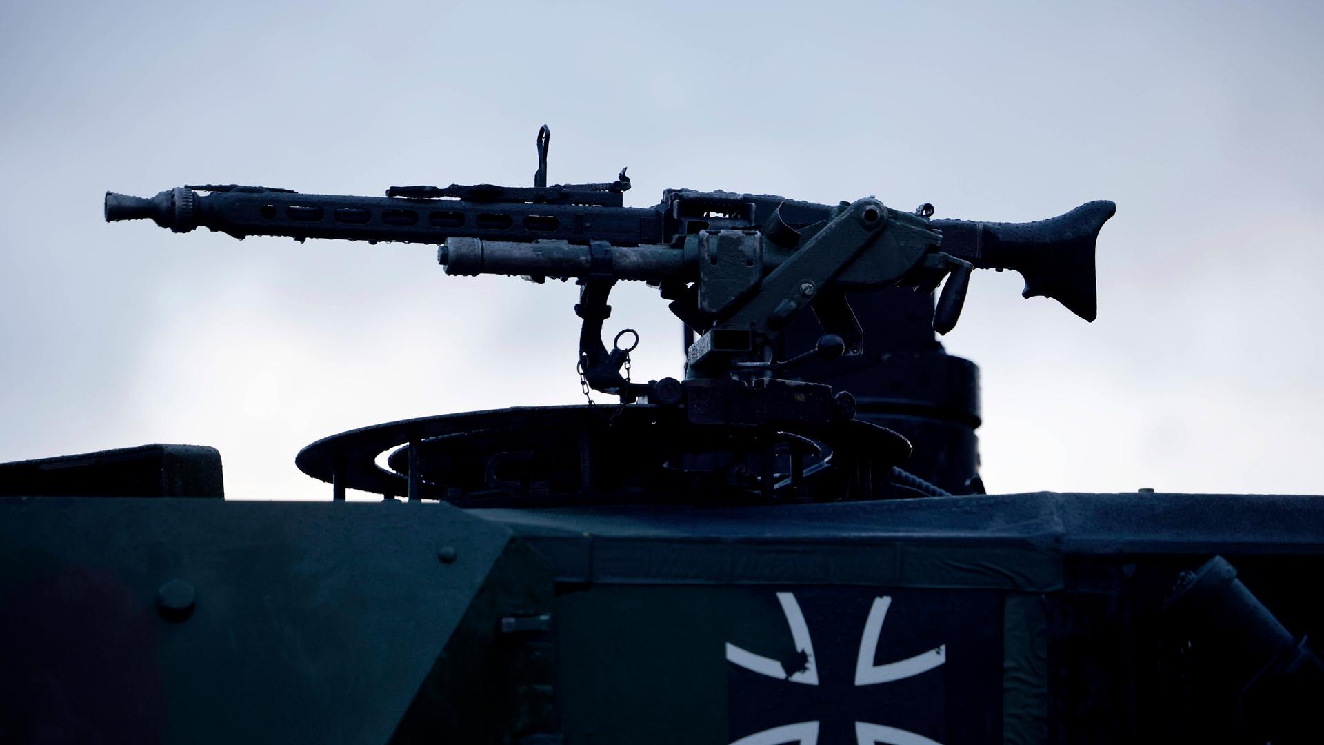 Zu sehen ist ein Maschnengewehr auf einem Panzer vom Typ Leopard 2 Zu sehen ist ein Maschnengewehr auf einem Panzer vom Typ Leopard 2
