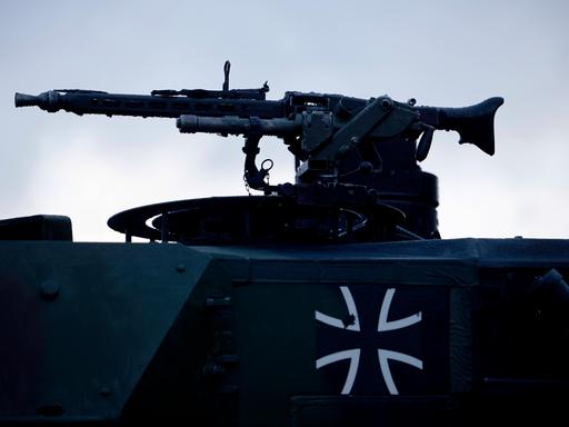 Zu sehen ist ein Maschnengewehr auf einem Panzer vom Typ Leopard 2  