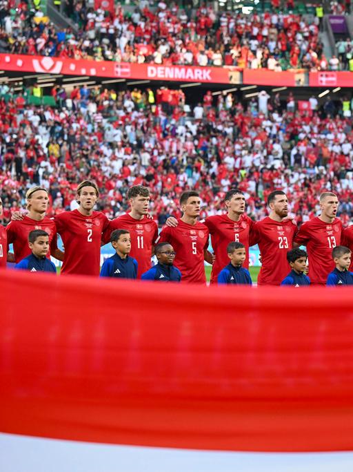 Dänische Fußballspieler beim singen ihrer Nationalhymne bei der WM 2022.