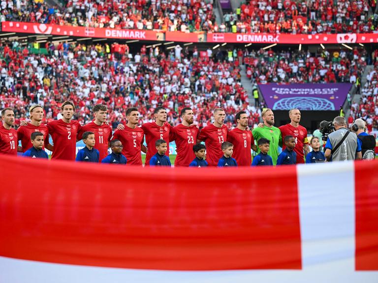 Dänische Fußballspieler beim singen ihrer Nationalhymne bei der WM 2022.