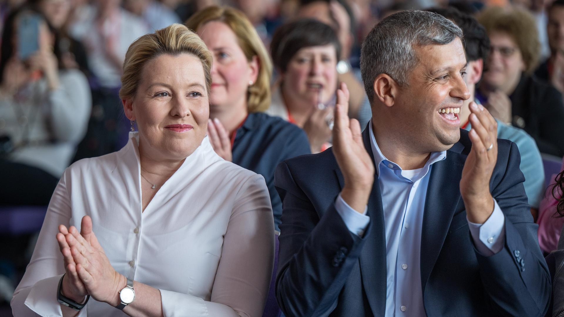 Zu sehen sind Franziska Giffey, links, und Raed Saleh, Landesvorsitzende der SPD Berlin, während eines Landesparteitags. Zu sehen sind Franziska Giffey, links, und Raed Saleh, Landesvorsitzende der SPD Berlin, während eines Landesparteitags.