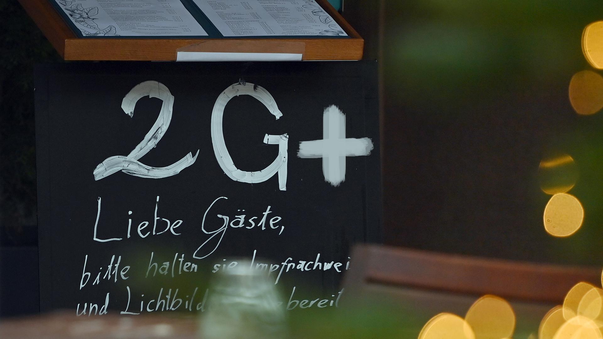 Einführung der 2G Plus Regel in Gaststätten und Restaurants: Ein Schild an der Eingangstür weist auf die 2G+ Regel in einem Restaurant in München hin. Einführung der 2G Plus Regel in Gaststätten und Restaurants: Ein Schild an der Eingangstür weist auf die 2G+ Regel in einem Restaurant in München hin.