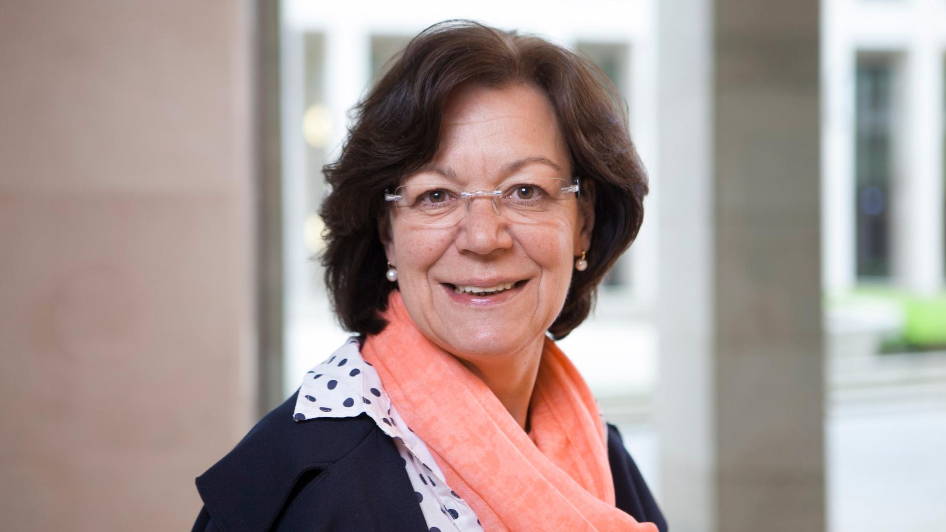 Porträt von Margret Schaaf, Vorsitzende des Bundesverbands Leselernhelfer. Sie hat braune, schulterlange Haare, trägt eine randlose Brille und lächelt in die Kamera. Porträt von Margret Schaaf, Vorsitzende des Bundesverbands Leselernhelfer. Sie hat braune, schulterlange Haare, trägt eine randlose Brille und lächelt in die Kamera.