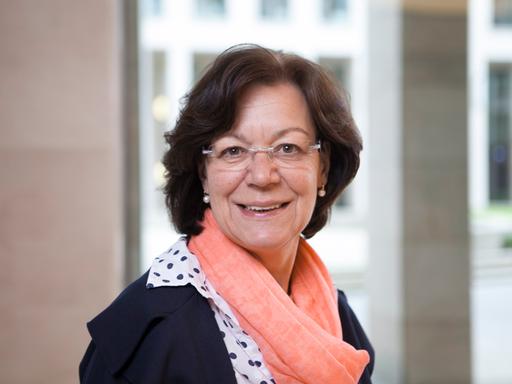 Porträt von Margret Schaaf, Vorsitzende des Bundesverbands Leselernhelfer. Sie hat braune, schulterlange Haare, trägt eine randlose Brille und lächelt in die Kamera.