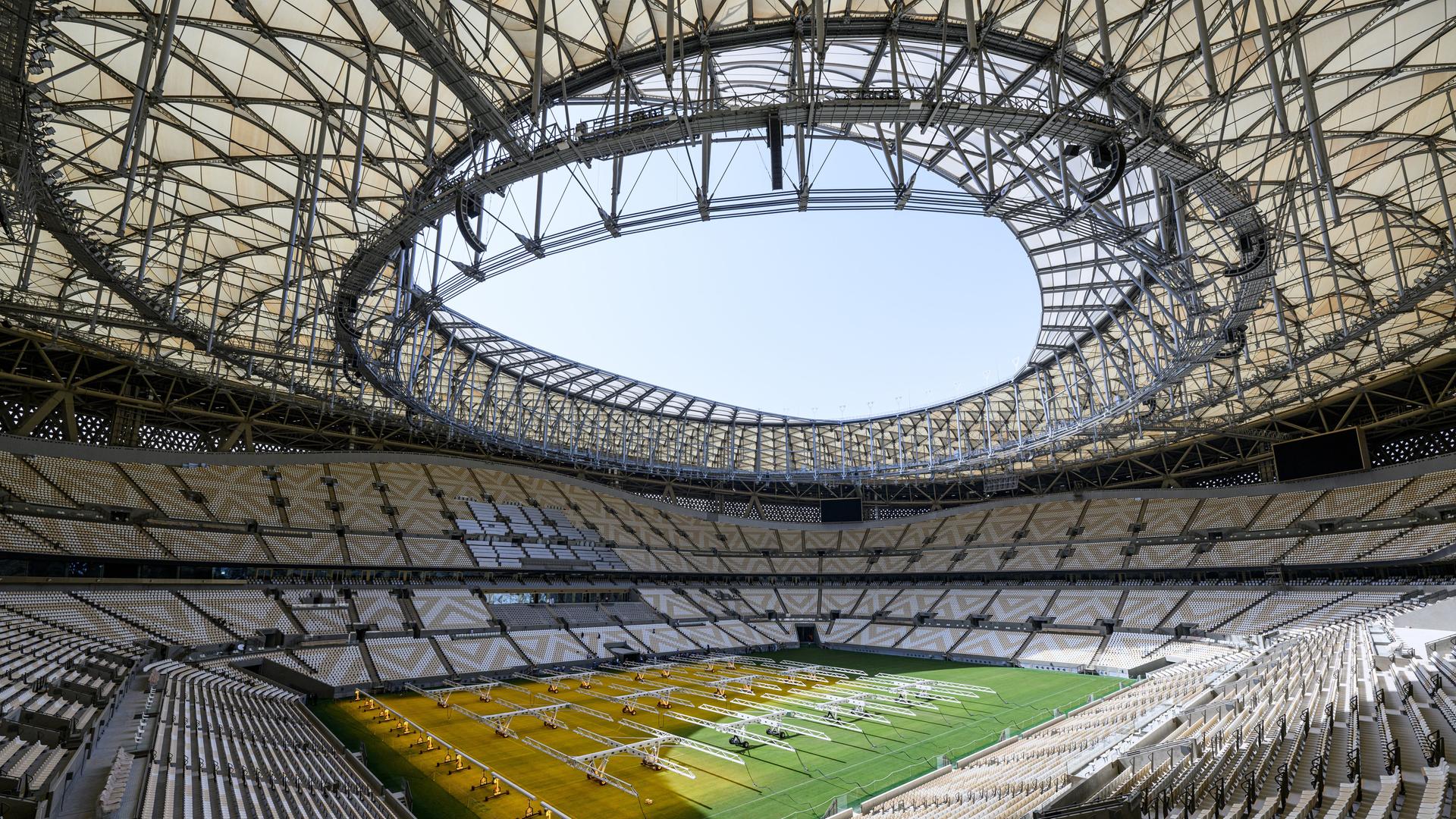 Übersicht von innen des Lusail Iconic Stadium. Hier findet das Finale der Fußball-Weltmeisterschaft 2022 in Katar statt. 