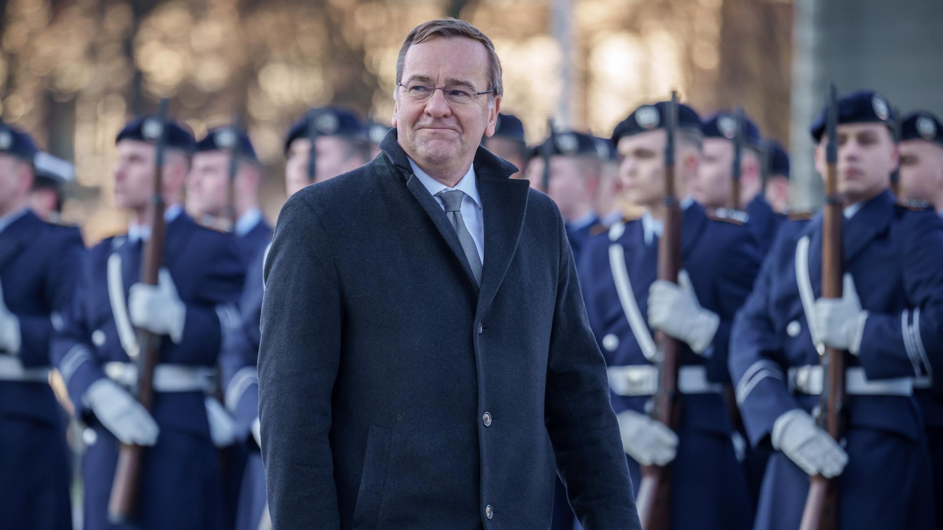 Boris Pistorius (SPD), Verteidigungsminister, wird im Bendlerblock mit militärischen Ehren empfangen. Boris Pistorius (SPD), Verteidigungsminister, wird im Bendlerblock mit militärischen Ehren empfangen.