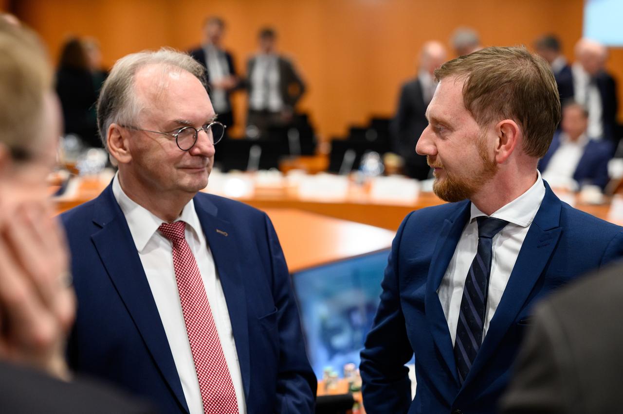Reiner Haseloff (l, CDU), Ministerpräsident von Sachsen-Anhalt, und Michael Kretschmer (CDU), Ministerpräsident von Sachsen Reiner Haseloff (l, CDU), Ministerpräsident von Sachsen-Anhalt, und Michael Kretschmer (CDU), Ministerpräsident von Sachsen
