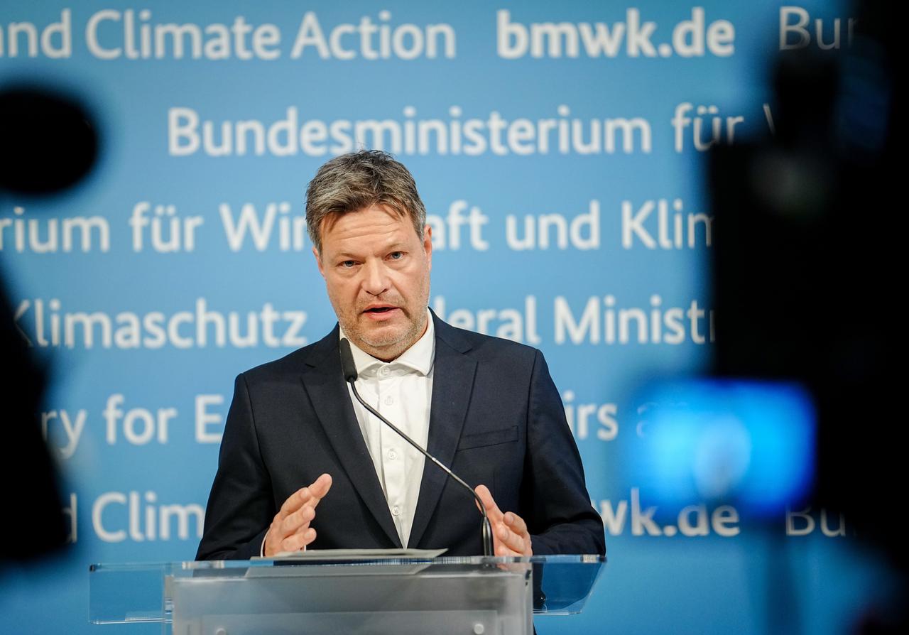 Robert Habeck (Bündnis 90/Die Grünen), Bundesminister für Wirtschaft und Klimaschutz, gibt in seinem Ministerium eine Pressekonferenz zur Energiesicherheit in Deutschland. Robert Habeck (Bündnis 90/Die Grünen), Bundesminister für Wirtschaft und Klimaschutz, gibt in seinem Ministerium eine Pressekonferenz zur Energiesicherheit in Deutschland.