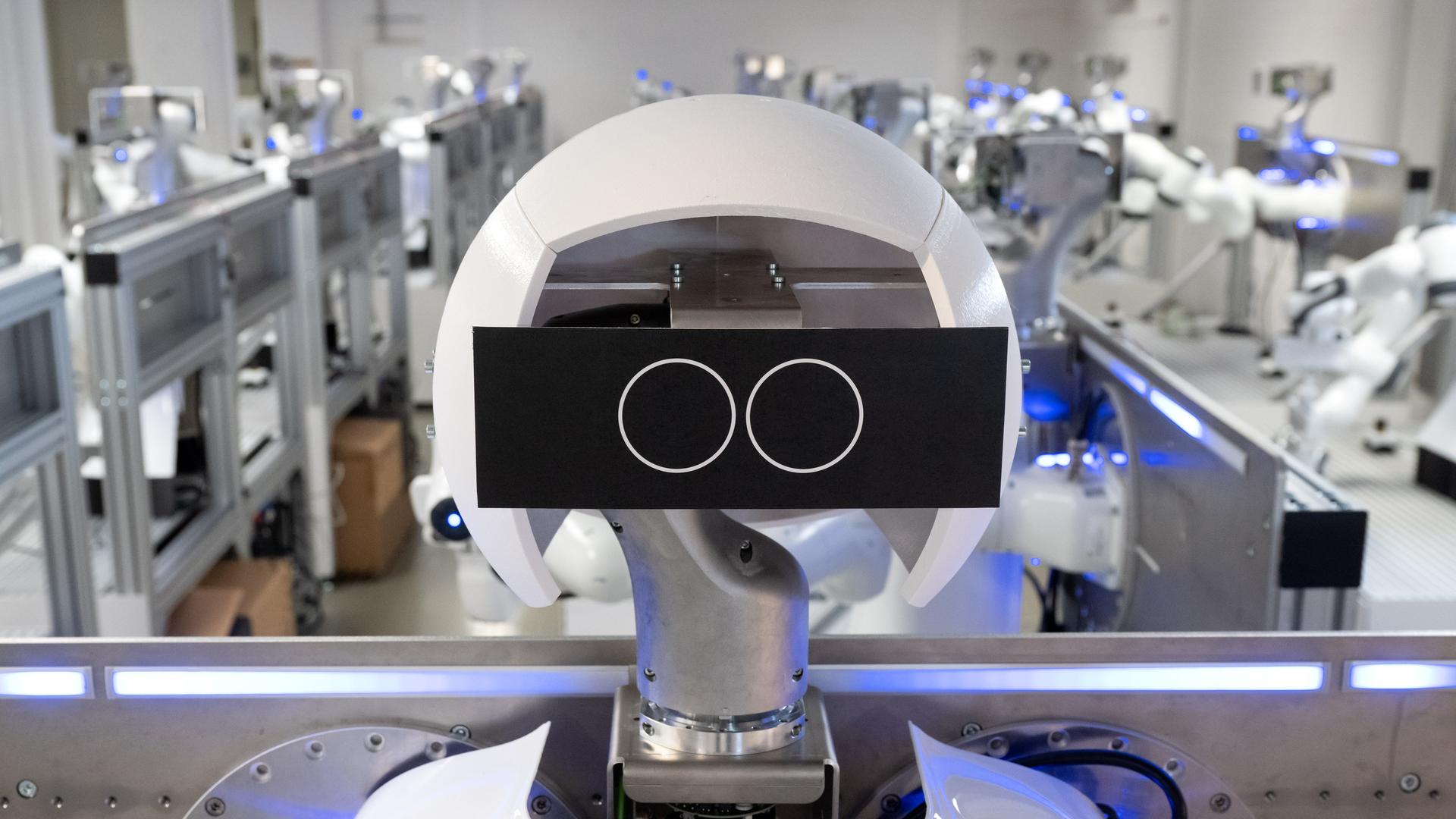Roboter stehen während der KI-Konferenz "AI.BAY 2023" in der KI.Fabrik des Munich Institute of Robotics and Machine Intelligence (MIRMI) der Technischen Universität München (TUM). 
