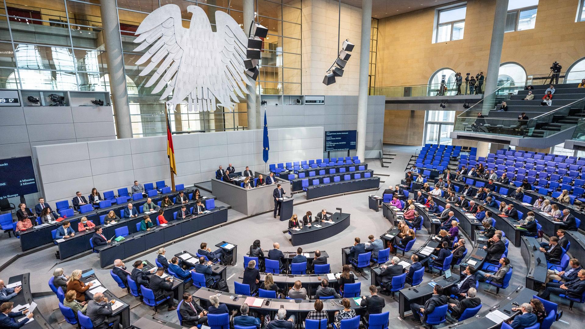 Berlin: Die Abgeordneten debattieren im Plenarsaal im Deutschen Bundestag.