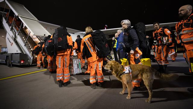 Rettungskräfte besteigen ein Flugzeug