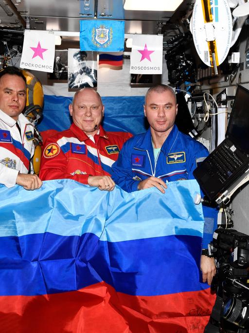 Russische Kosmonauten posieren mit der Flagge der selbsternannten "Volksrepublik" Luhansk an Bord der Internationalen Raumstation