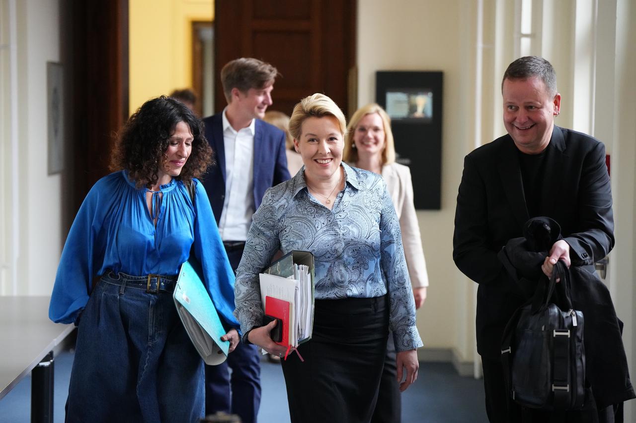 Berlins Regierende Bürgermeisterin Franziska Giffey (M, SPD), Bettina Jarasch (l, Bündnis 90/Die Grünen), Berliner Senatorin für Umwelt, Mobillität, Verbraucher und Klimaschutz, Klaus Lederer (r, Die Linke), Berliner Senator für Kultur und Europa, und Daniel Wesener (Hintergrund, Bündnis 90/Die Grünen), Berliner Finanzsenator, kommen nach der Sitzung des Senats zu einer Pressekonferenz. Berlins Regierende Bürgermeisterin Franziska Giffey (M, SPD), Bettina Jarasch (l, Bündnis 90/Die Grünen), Berliner Senatorin für Umwelt, Mobillität, Verbraucher und Klimaschutz, Klaus Lederer (r, Die Linke), Berliner Senator für Kultur und Europa, und Daniel Wesener (Hintergrund, Bündnis 90/Die Grünen), Berliner Finanzsenator, kommen nach der Sitzung des Senats zu einer Pressekonferenz.