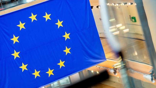Eine Europaflagge hängt über dem Eingangsbereich im Europäischen Parlament in Straßburg