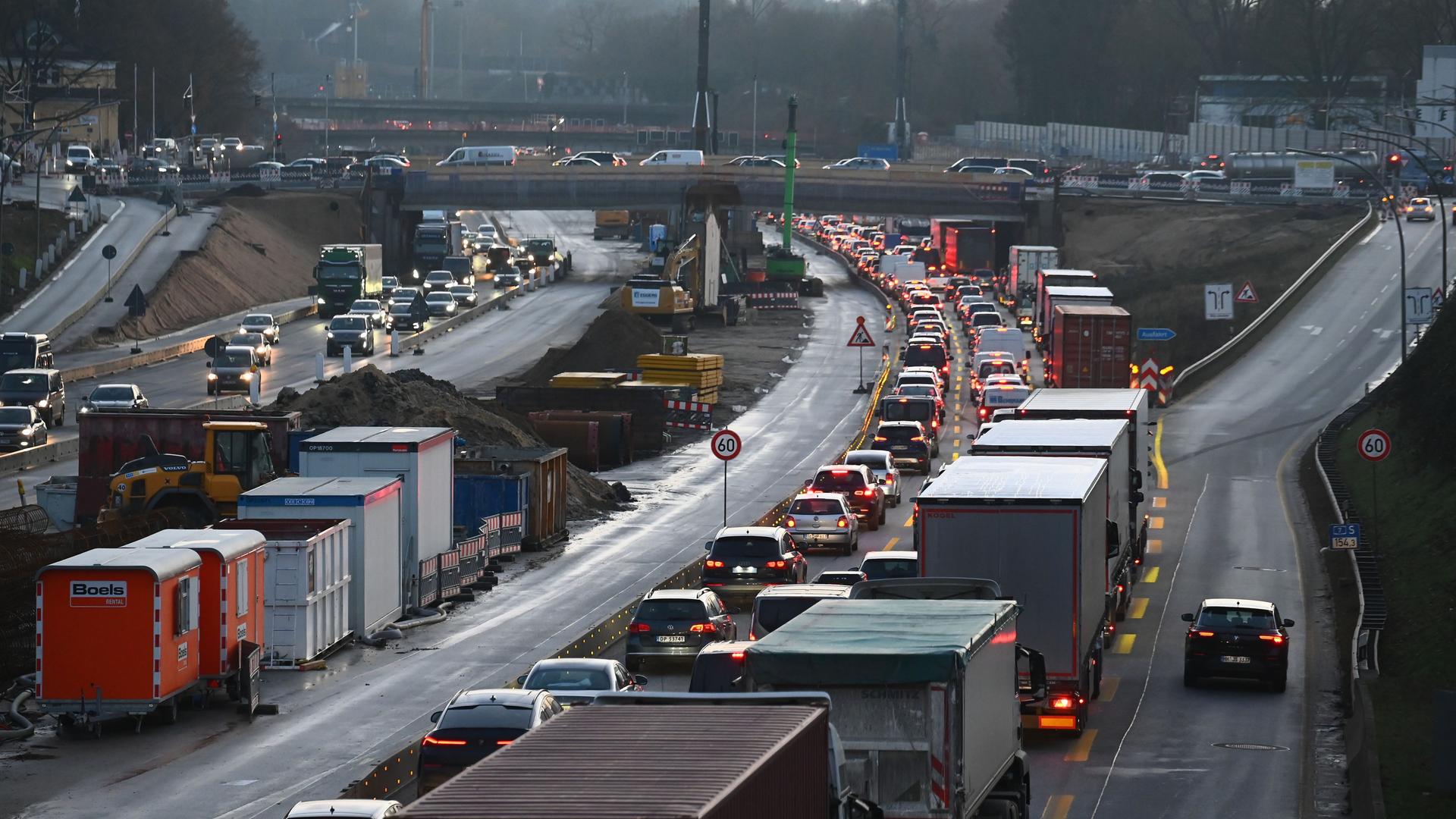 Zahlreiche Autos und Lastwagen stauen sich auf der A7 in Richtung Süden Zahlreiche Autos und Lastwagen stauen sich auf der A7 in Richtung Süden