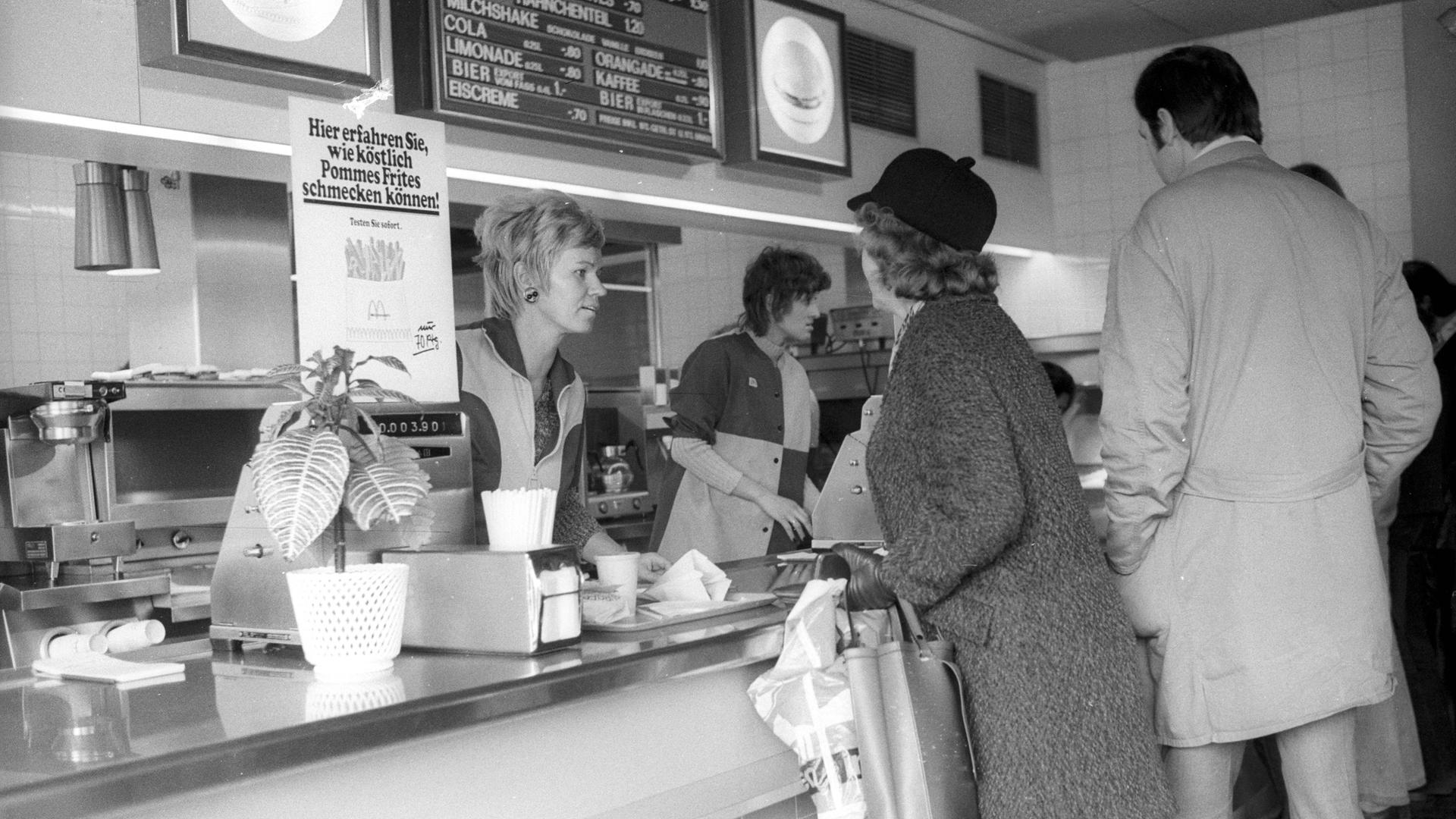 Eine historische schwarz-weiß Aufnahme zeigt den Verkaufstresen von Deutschlands erster McDonald's-Filiale im Münchener Stadteil Giesing 1972. Eine historische schwarz-weiß Aufnahme zeigt den Verkaufstresen von Deutschlands erster McDonald's-Filiale im Münchener Stadteil Giesing 1972.