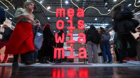 Neonbuchstaben bilden das Motto des Gastlandes Österreich auf der Buchmesse Leipzig: "meaoiswiamia" (mehr als wie wir).